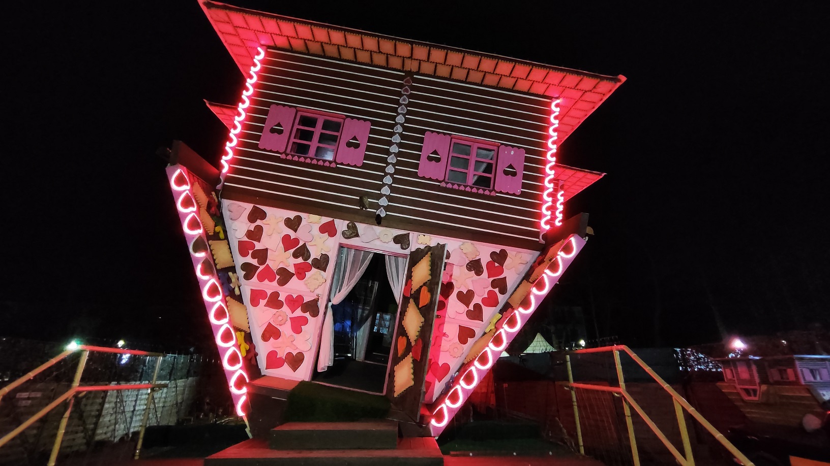 Dom do Góry Nogami w Mielnie