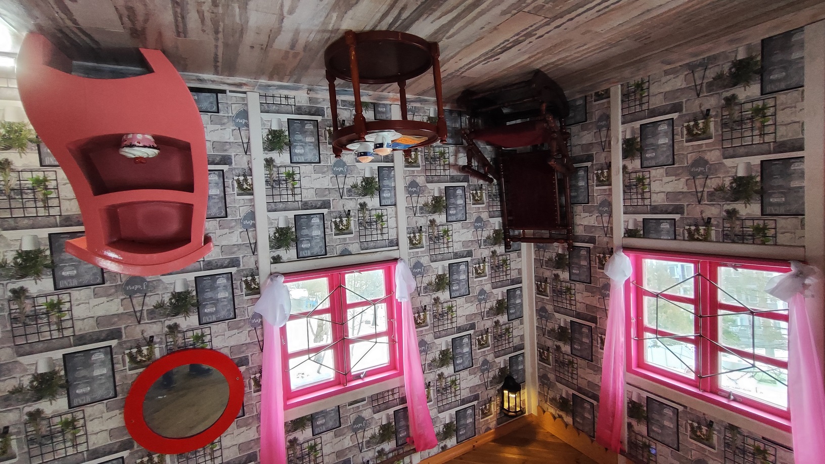 dom do góry nogami mielno