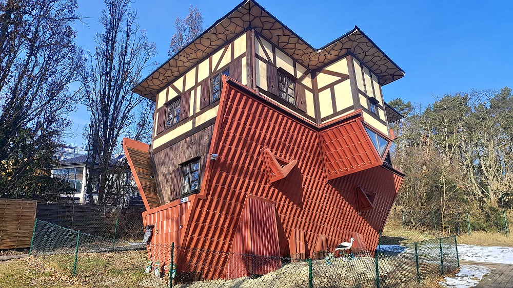 domek do gory nogami swinoujscie